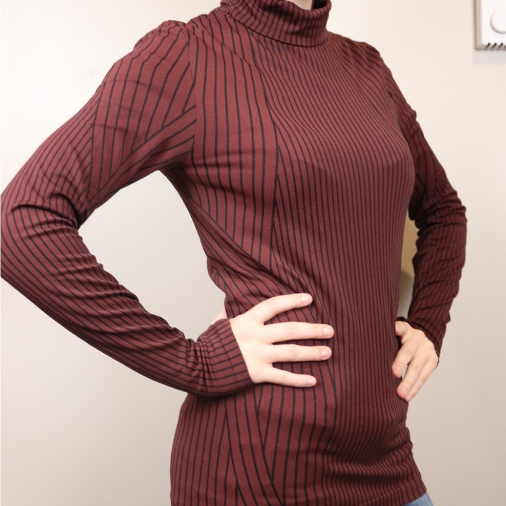Athleta burgundy black striped‎ long sleeve turtleneck performance top small
